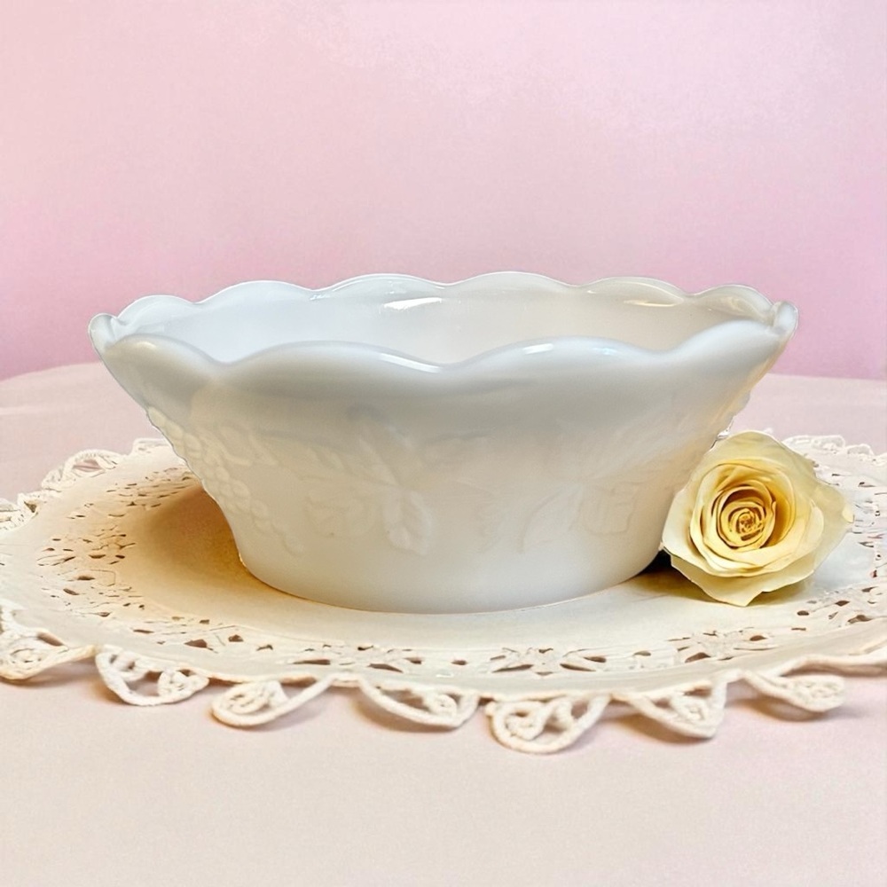 Vintage Indiana Harvest Grape White Milk Glass Embossed Grapes Serving Bowl